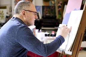 Hugues Lobjet dans son atelier
