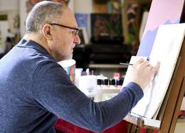 Hugues Lobjet dans son atelier