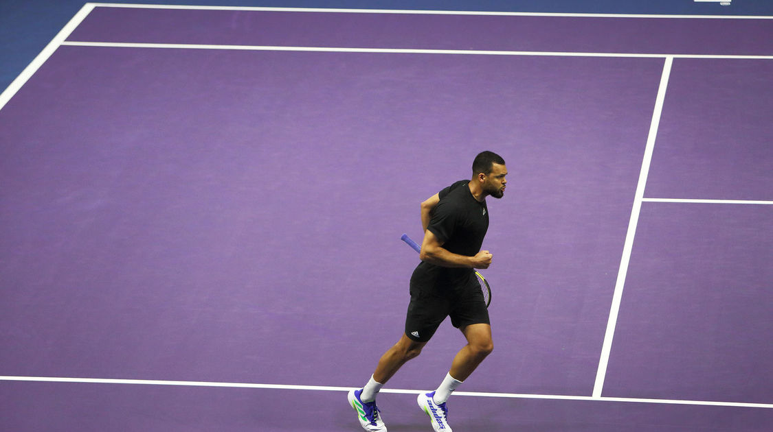 Quimper le 24 janvier 2022. Open de tennis ATP Challenger . 1er tour qualificatif; Victoire de J.W Tsonga face au suisse Marc Huesler (5)