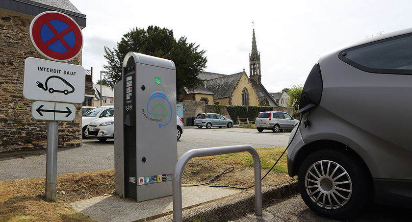 Véhicules électriques : rechargement sur le domaine public