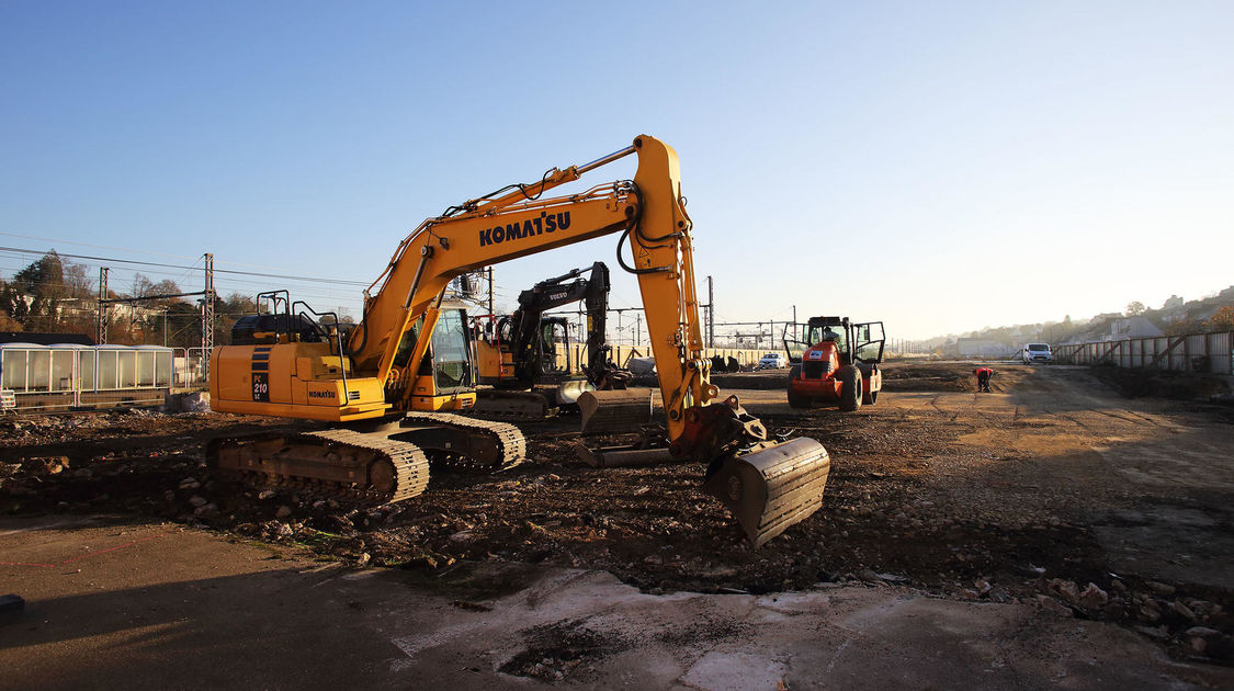 Arrivée sur la gare et point presse devant les travaux de terrassement à l’emplacement des anciens entrepôts SERNAM