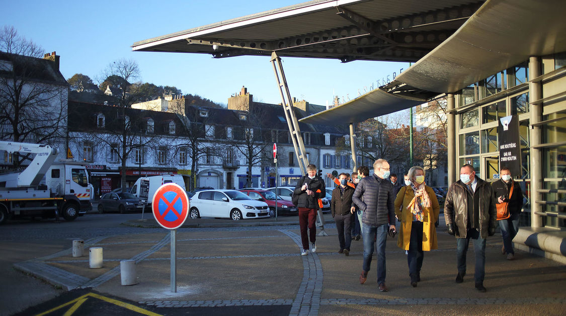 Arrivée sur la gare et point presse devant les travaux de terrassement à l’emplacement des anciens entrepôts SERNAM