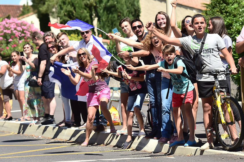 Les coureurs du Tour sont salués par la foule.