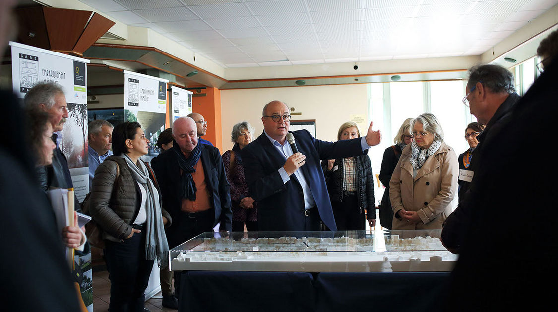 Ludovic Jolivet, président de Quimper Bretagne Occidentale, présente les enjeux du projet Gare-Parc aux participants des ateliers thématiques du mercredi 12 juin.