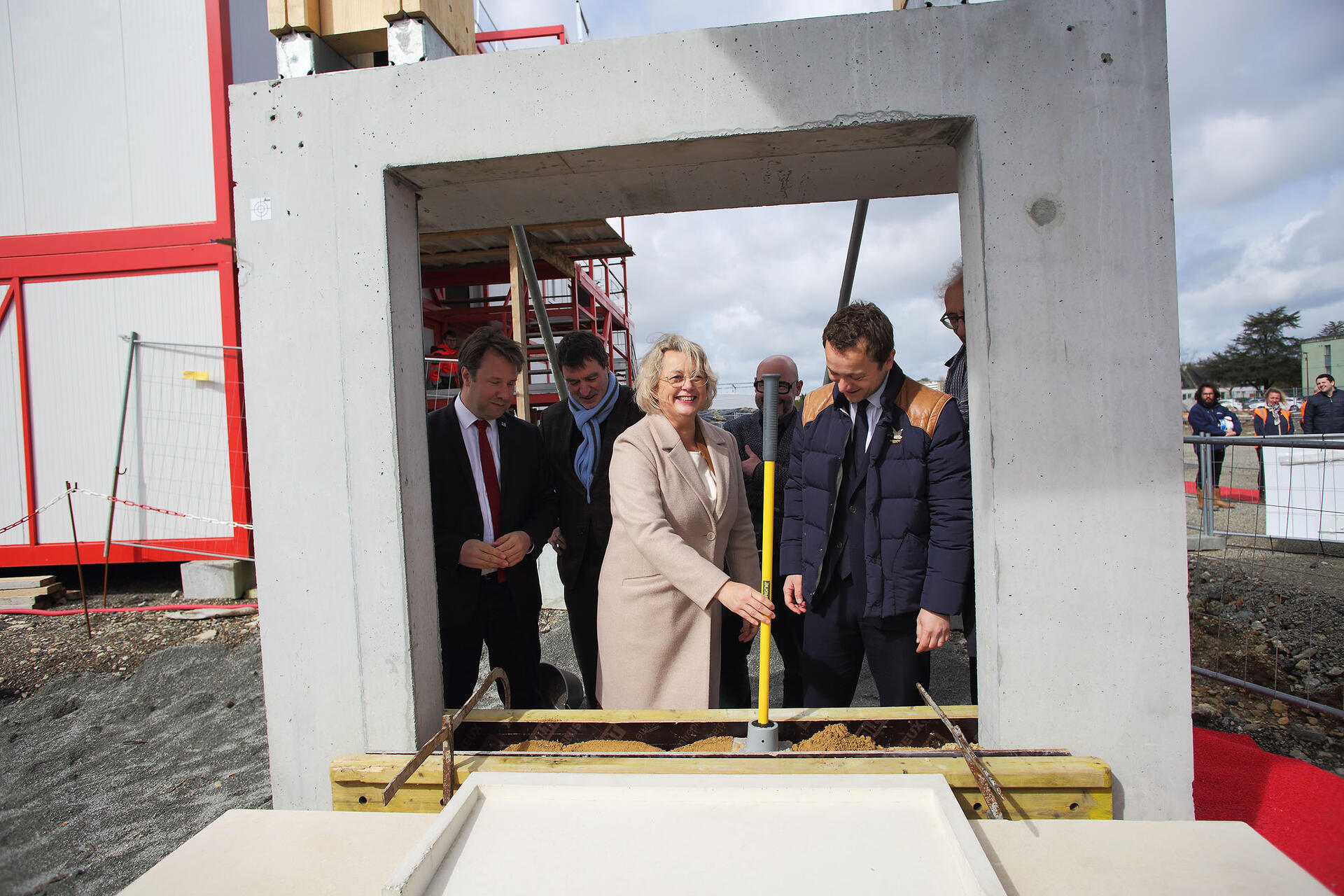 Pose de la première pierre de la grande salle de l'Eau Blanche 