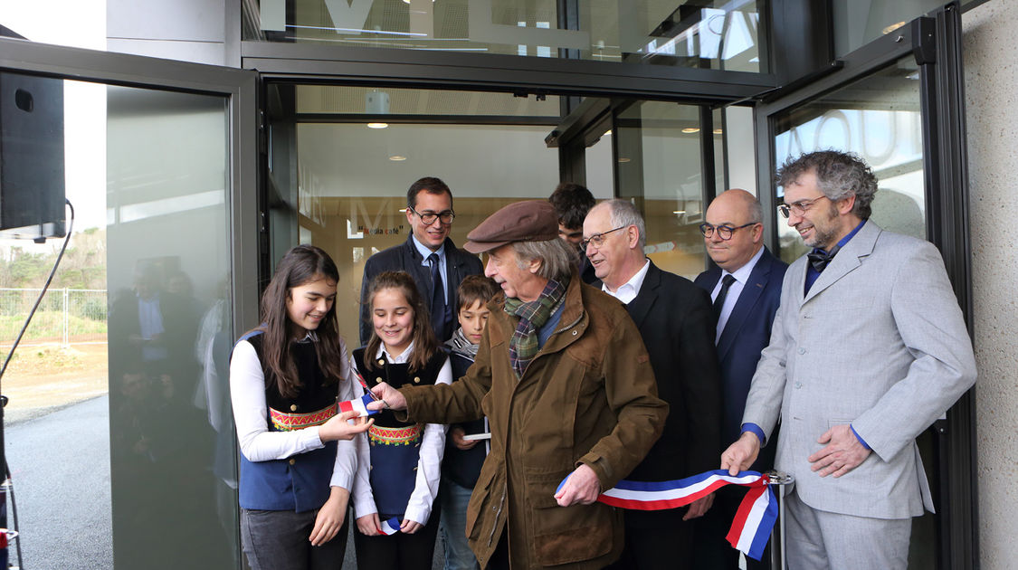 Inauguration de la médiathèque à Ergué-Gabéric le samedi 1er avril, par Ludovic Jolivet, président de Quimper Bretagne Occidentale, Hervé Herry, maire de la ville et Hervé Jaouen, écrivain. (11)