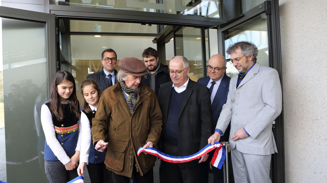 Inauguration de la médiathèque à Ergué-Gabéric le samedi 1er avril, par Ludovic Jolivet, président de Quimper Bretagne Occidentale, Hervé Herry, maire de la ville et Hervé Jaouen, écrivain. (10)