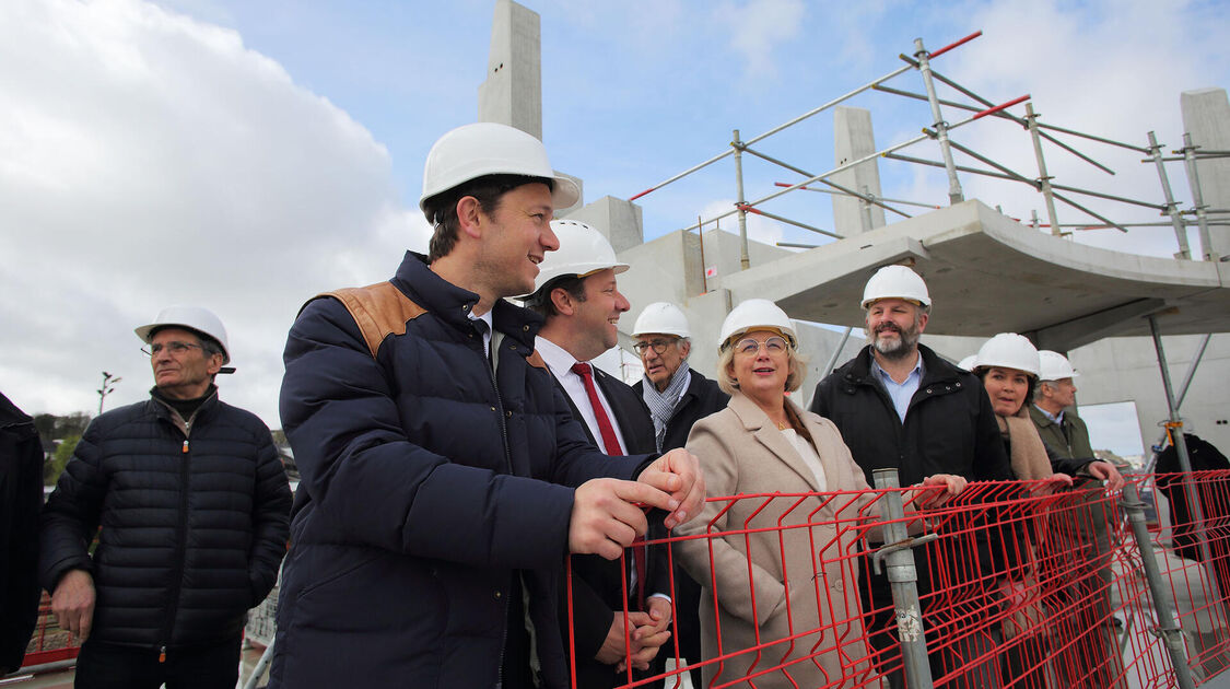 Pose de la première pierre de la grande salle de l'Eau Blanche 