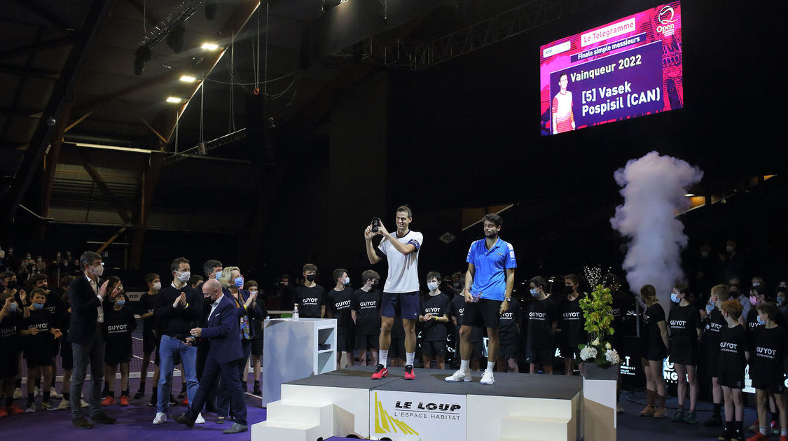 Quimper le 30 janvier 2022. Open de tennis ATP Chalenger de quimper ; Finale simple. Le Canadien Vasek Pospisil (138e) s'impose devant le  Français Grégoire Barrère (167e). Victoire en trois sets  6-4, 3-6, 6-1.