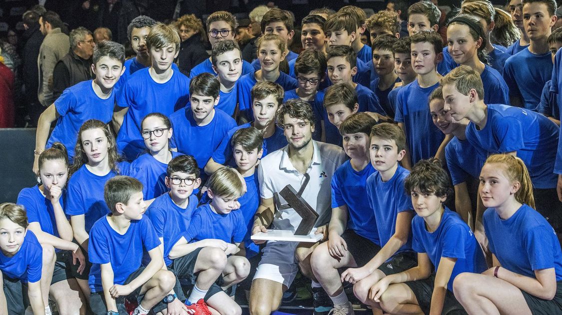 Grégoire Barrère, vainqueur de l'Open de Quimper 2019, entouré des ramasseurs de balles.