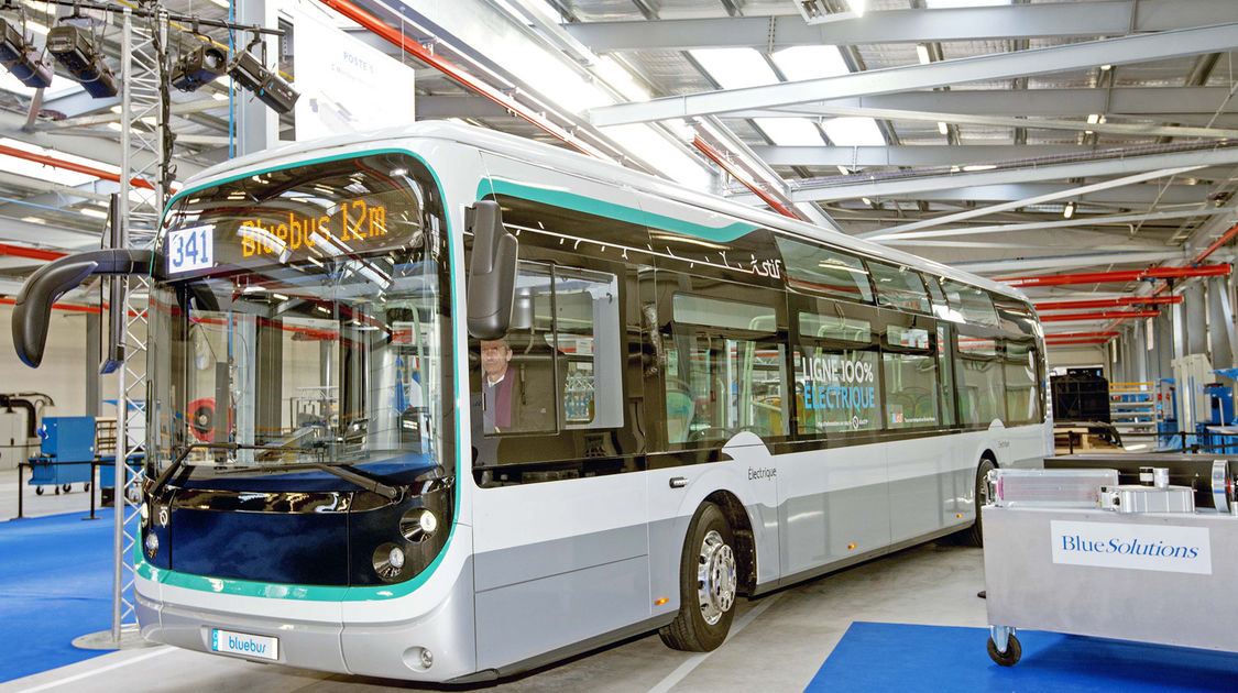 Le groupe Bolloré a développé un bus de 12 mètres 100 % électrique qui pourra accueillir entre 91 et 101 passagers avec une autonomie variant de 180 à 250 kilomètres.