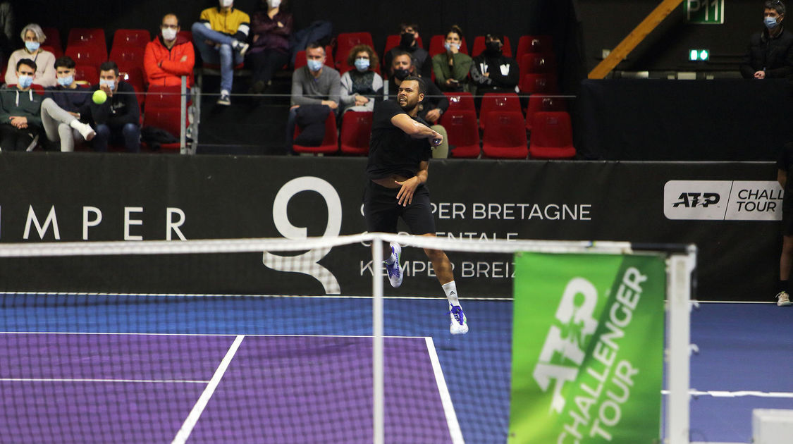 Quimper le 24 janvier 2022. Open de tennis ATP Challenger . 1er tour qualificatif; Victoire de J.W Tsonga face au suisse Marc Huesler