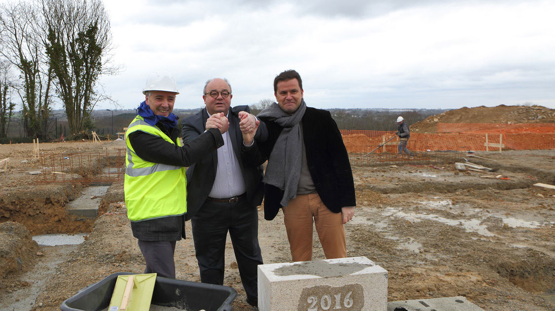 Clothaire Lefort, directeur de Vol-V Biomasse, Ludovic Jolivet, président de Quimper Communauté et Michaël Quernez, vice-président du Conseil départemental délégué à l’économie lors de la pose de la première pierre de la centrale biogaz au Petit Guélen.