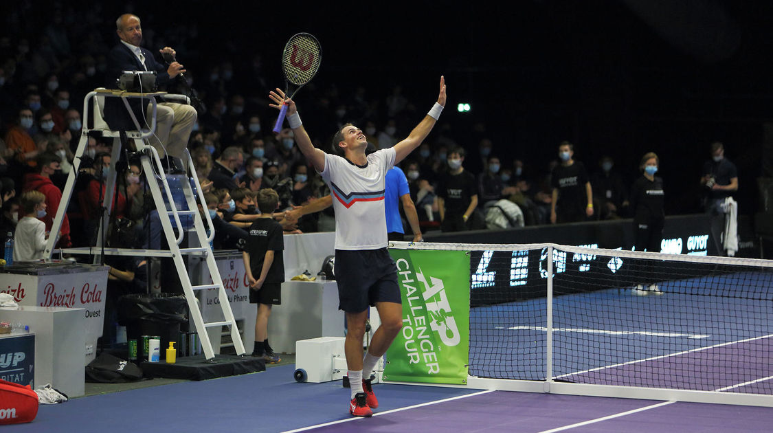 Quimper le 30 janvier 2022. Open de tennis ATP Chalenger de quimper ; Finale simple. Le Canadien Vasek Pospisil (138e) s'impose devant le  Français Grégoire Barrère (167e). Victoire en trois sets  6-4, 3-6, 6-1.