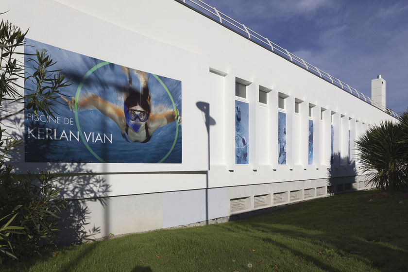 Des photos sur les murs de la piscine