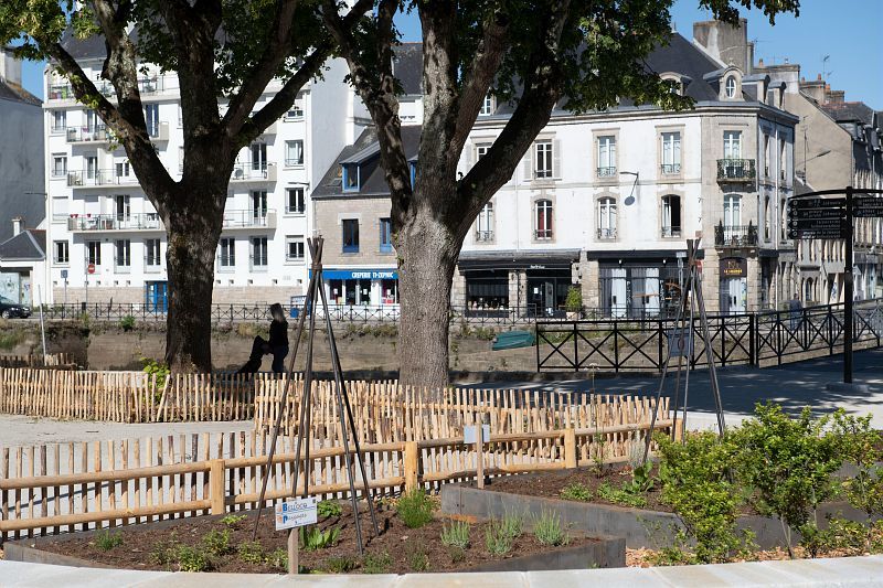 Mise en place de conteneurs enterrés place du Stivel