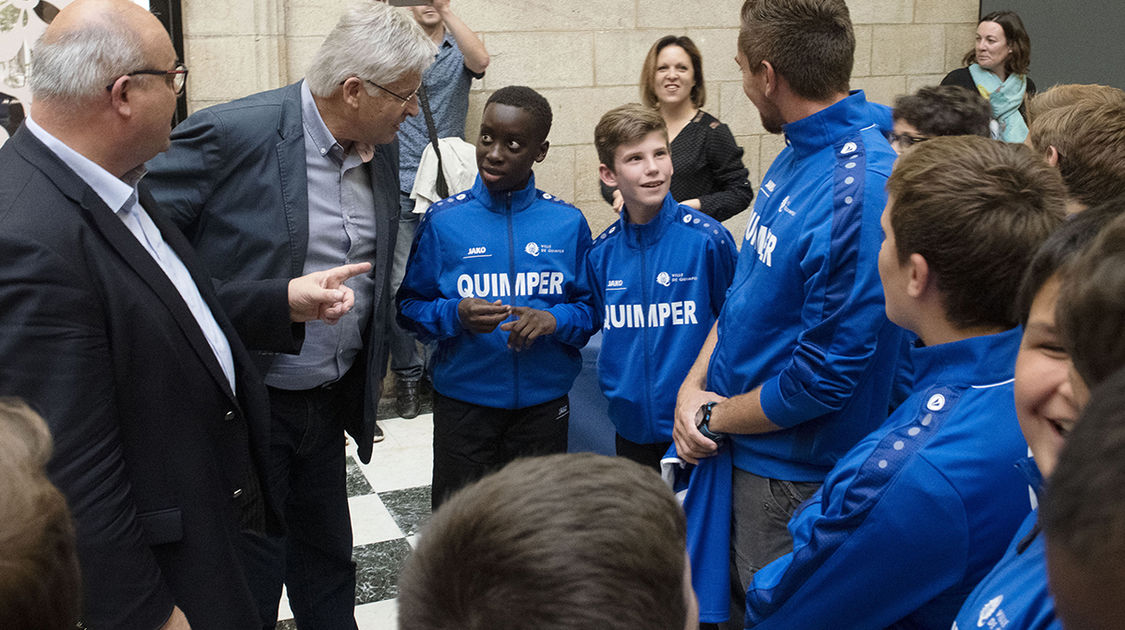 La sélection quimpéroise qui participera au Mondial Pupilles 2019 reçue en mairie centre (7)