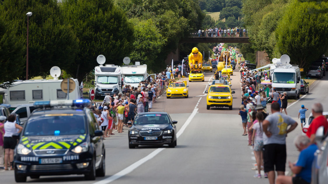 Le passage du Tour à Plogonnec à 20 km de l arrivee quimpéroise (3)