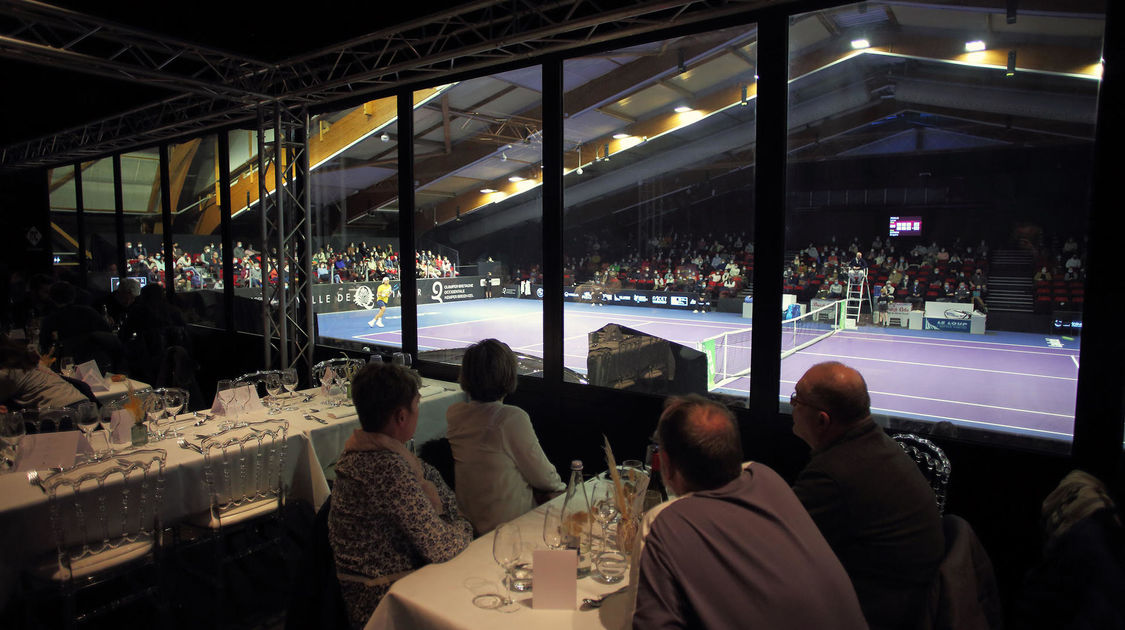 Quimper le 26 janvier 2022. Open de tennis ATP Challenger . Quart de finale. Intérieurs, acceuil, espace bar , Club VIP et restauration + sortie extérieure (3)