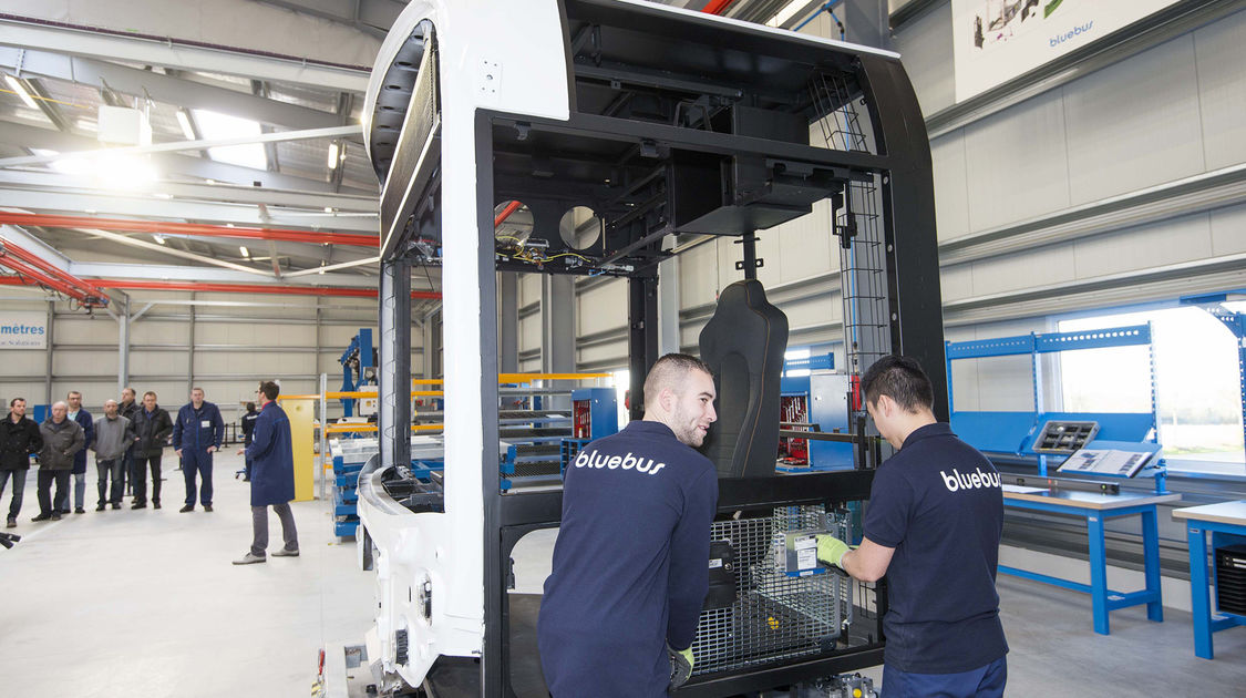 Un atelier de montage du BlueBus, le bus 100 % électrique, lors de l’inauguration de la nouvelle usine du groupe Bolloré à Ergué-Gabéric.