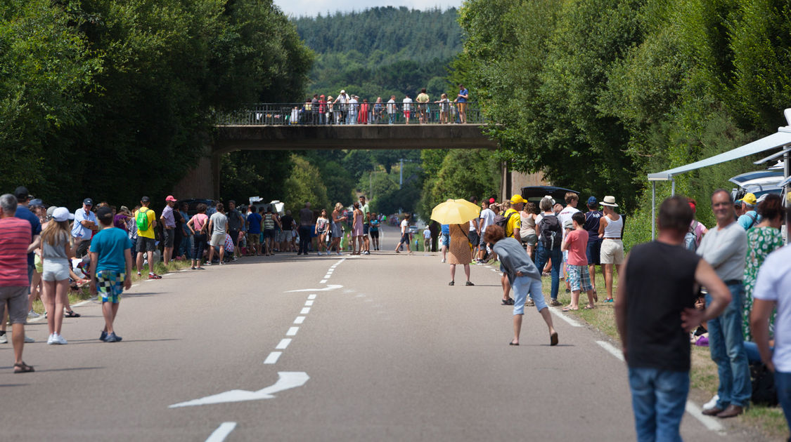 Le passage du Tour à Plogonnec à 20 km de l arrivee quimpéroise (2)