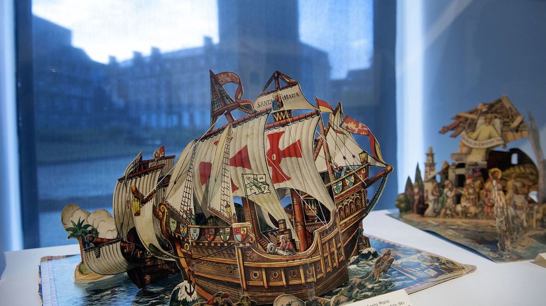 L'exposition retrace l'histoire du livre animé au travers d'ouvrages exceptionnels comme celui-ci datant des années 60 et figurant la caravelle Santa Maria.