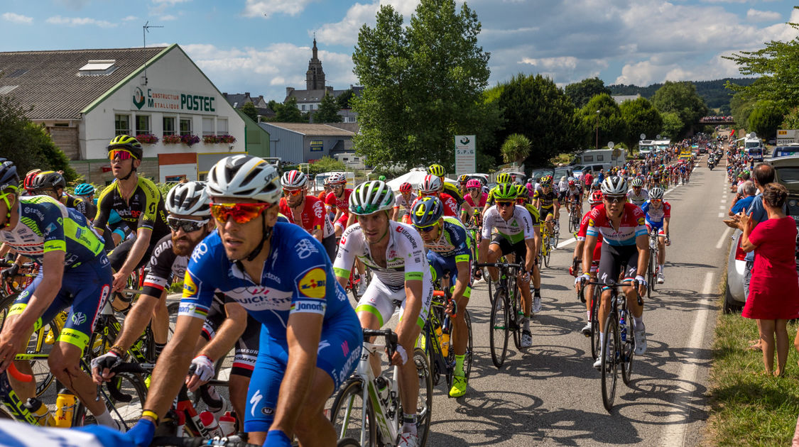 Le passage du Tour à Plogonnec à 20 km de l arrivee quimpéroise (15)