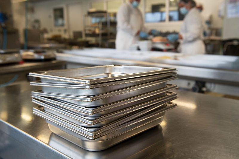 Restauration collective : l’expérimentation des contenants en inox a débuté à l’école de Stang Ar C’hoat de Quimper