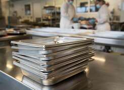 Restauration collective : l’expérimentation des contenants en inox a débuté à l’école de Stang Ar C’hoat de Quimper