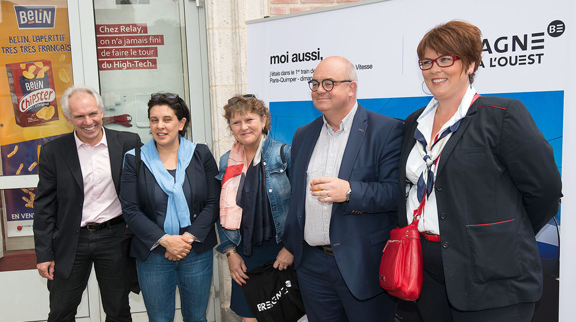 Arrivée du premier train de la Ligne à grande vitesse à Quimper le dimanche 2 juillet 2017. Ludovic Jolivet, maire de Quimper, entouré d'élus quimpérois de représentant de la SNCF.