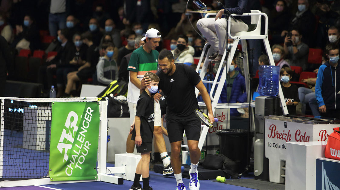 Quimper le 24 janvier 2022. Open de tennis ATP Challenger . 1er tour qualificatif; Victoire de J.W Tsonga face au suisse Marc Huesler (6)