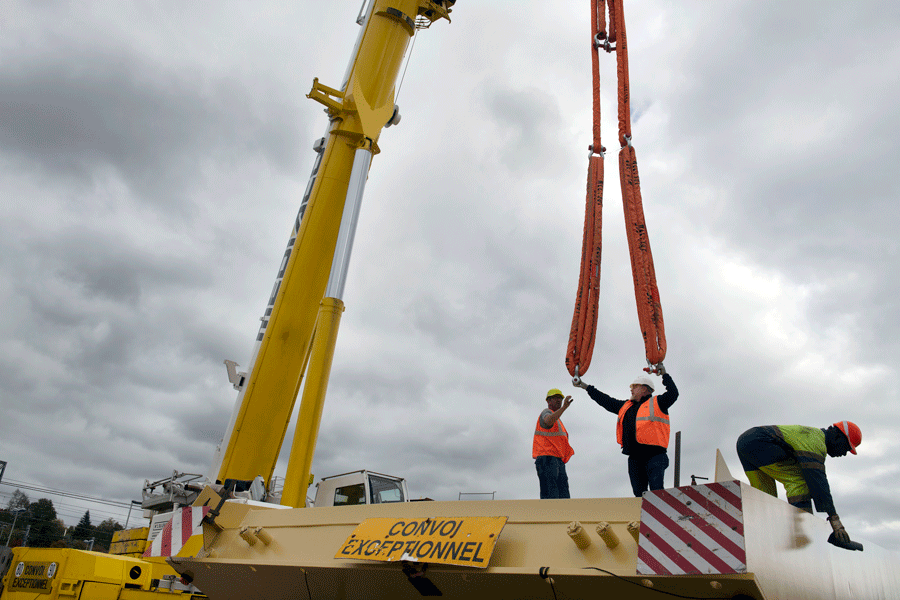 Pose des escaliers monumentaux de la passerelle de la gare