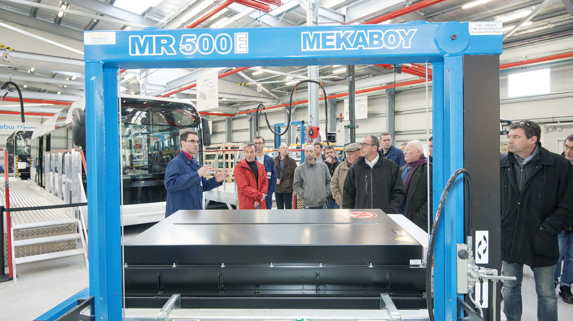 Inauguration de la nouvelle usine du groupe Bolloré à Ergué-Gabéric. Le BlueBus électrique est équipé de huit batteries Lithium Métal Polymère de ce type, pesant chacune 300 kg.